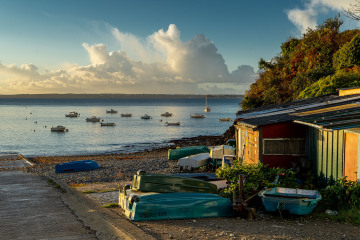 A PIEDS JOINTS DANS LE CLICHÉ